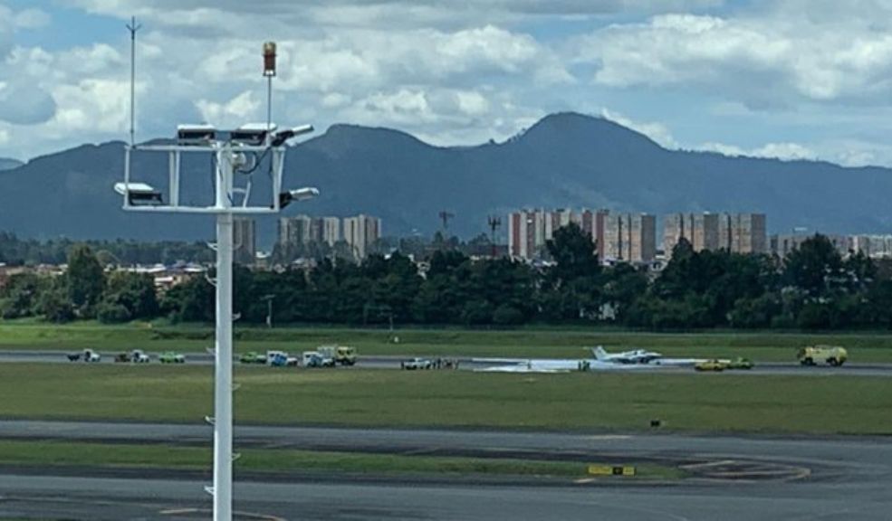 ¡Atención! Avioneta estadounidense se accidentó en el aeropuerto El Dorado En la tarde de este jueves, una aeronave tipo King 200, con matrícula estadounidense, sufrió un accidente al aterrizar en el Aeropuerto Internacional El Dorado de Bogotá. El incidente se produjo cuando el tren de aterrizaje principal de la aeronave se retrajo, lo que provocó que el avión quedara inmovilizado en la pista norte del aeropuerto.