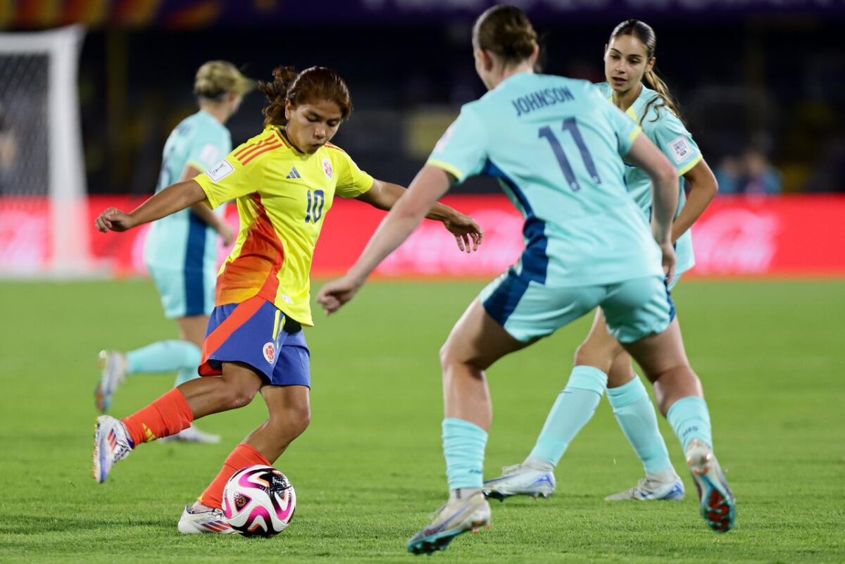 ¡Colombia arrancó con todos los poderes el Mundial Femenino Sub 20! Jugar de local un Mundial siempre genera ansiedad y nerviosismo, y Colombia fue víctima de eso en el primer tiempo. Las dirigidas por Carlos Paniagua fueron dominadoras del balón y tuvieron neutralizadas a las australianas (de poca propuesta colectiva y ofensiva), pero sus grandes falencias se vieron al ir al ataque, ya que poco se vio ese juego toque y de gran técnica que nos tiene acostumbrados.