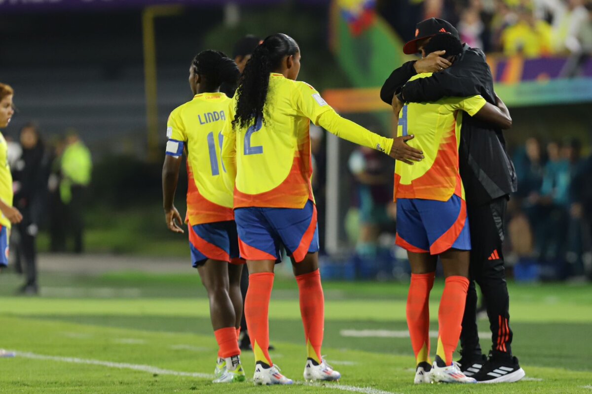 ¡Colombia arrancó con todos los poderes el Mundial Femenino Sub 20! Jugar de local un Mundial siempre genera ansiedad y nerviosismo, y Colombia fue víctima de eso en el primer tiempo. Las dirigidas por Carlos Paniagua fueron dominadoras del balón y tuvieron neutralizadas a las australianas (de poca propuesta colectiva y ofensiva), pero sus grandes falencias se vieron al ir al ataque, ya que poco se vio ese juego toque y de gran técnica que nos tiene acostumbrados.