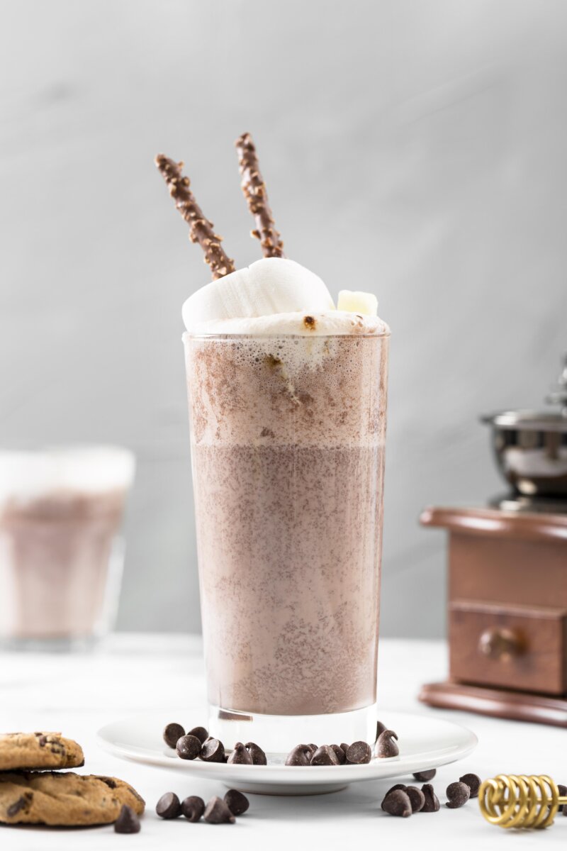 ¡Deléitese con un cremoso frappé! El café frappé es una bebida vistosa y refrescante que lleva leche, hielo y un buen toque de nata. Esta bebida, originaria de Grecia, se ha convertido en una opción muy popular entre los amantes del café, debido a su sabor único y refrescante.