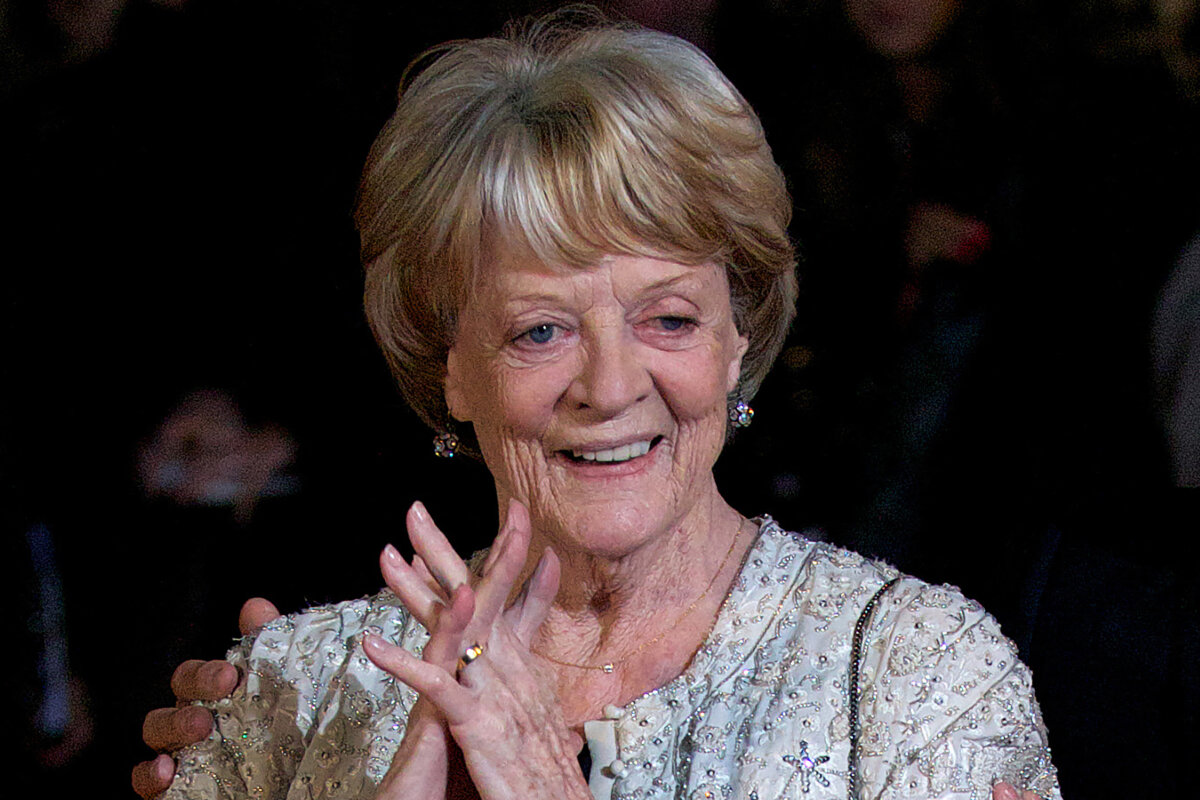 Fallece la actriz de Harry Potter, Maggie Smith, a los 89 años "Murió pacíficamente, en el hospital, esta mañana temprano", anunciaron sus hijos, Chris Larkin y Toby Stephens. "Era una persona muy reservada, pero estaba con sus amigos y familiares en los momentos finales de su vida. Deja dos hijos y cinco nietos que están devastados por la pérdida de su extraordinaria madre y abuela", añadieron. 