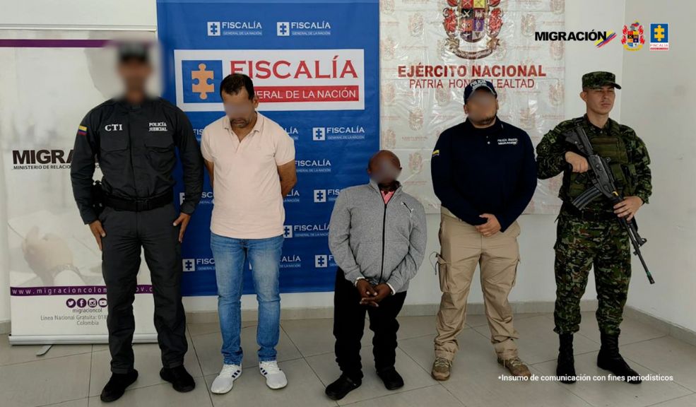 A la cárcel 10 presuntos delincuentes de red que falsificaba documentos para migrantes La Fiscalía, en conjunto con la Policía Nacional y Migración Colombia, desmanteló una organización criminal dedicada al tráfico de migrantes conocida como ‘Granada’.