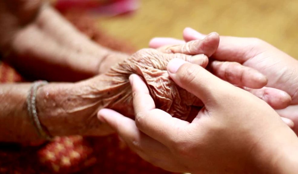 Aberrante: Abuelita de 80 años fue abusada por su propio nieto En un hecho indignante ocurrido en el sector de Agua Blanca, en Pitalito, Huila, un hombre de 38 años fue capturado en flagrancia mientras abusaba sexualmente de su abuela de 80 años. El sujeto fue sorprendido al interior de la vivienda por su cuñada, quien intentó detener el abuso, pero fue golpeada violentamente por el agresor.