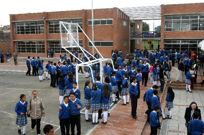 Abrupto cambio en clases de religión en los colegios públicos ¿De qué se trata? La Corte Constitucional falló a favor de un padre de familia que denunció que su hija, estudiante de un colegio público, estaba siendo obligada a participar en clases de religión católica, a pesar de profesar otra fe.