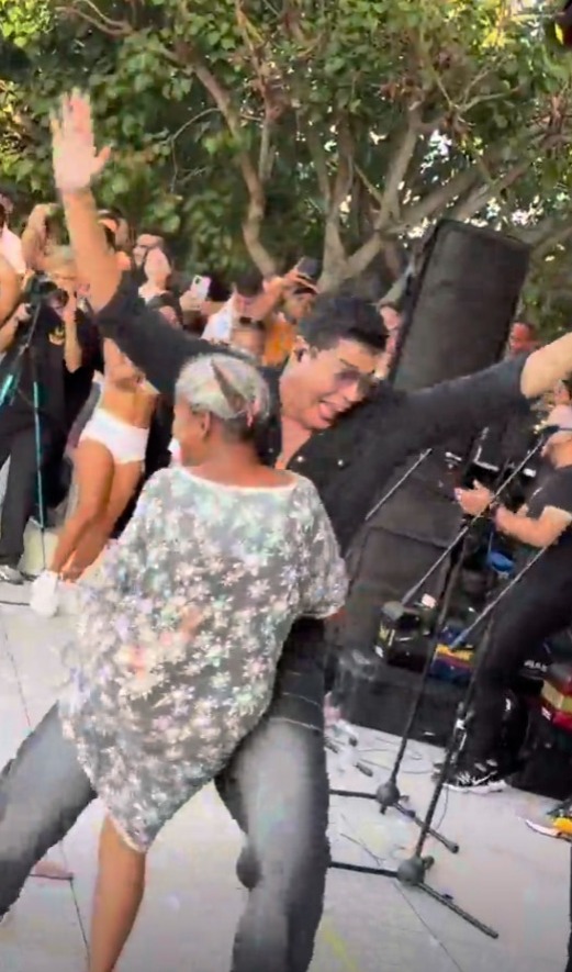 Abuelita, que llevaba desaparecida ocho meses, fue encontrada bailando un concierto de Rafa Pérez El emotivo encuentro ocurrió luego de que el video, grabado en el Festival El Retorno de Fonseca, La Guajira, mostrara a la mujer dando volteretas y disfrutando de la música con gran entusiasmo.