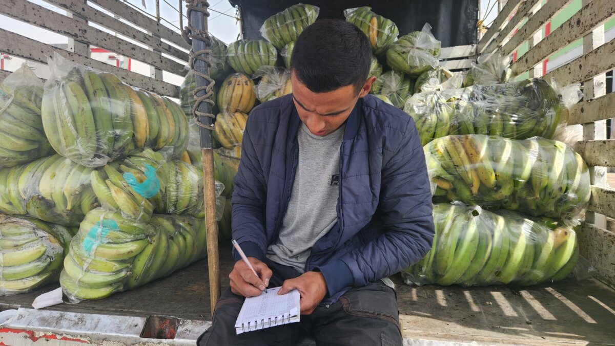 Así afecta el paro camionero a los comerciantes A pesar de que Corabastos comunicó que no hay desabastecimiento de alimentos y el precio se mantiene relativamente estable, algunos comerciantes independientes ya sienten los efectos del paro camionero.