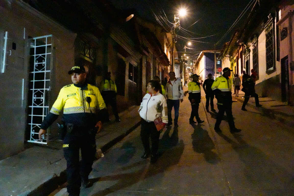 Así se vive una megatoma con la Policía en el centro de Bogotá Q'HUBO vivió de cerca un operativo policial que se llevó a cabo en la localidad de Santa fe, el cual busca enfrentar los problemas de seguridad y reducir el actuar de criminal de los delincuentes. Así es una megatoma.