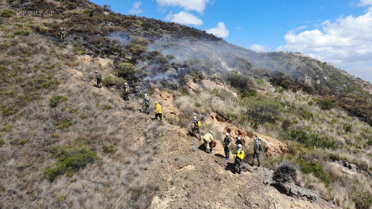 Bomberos controlan incendio forestal en inmediaciones del relleno de Doña Juana De acuerdo con el alcalde Galán, por el momento no se registran personas lesionadas y el incendio está controlado.