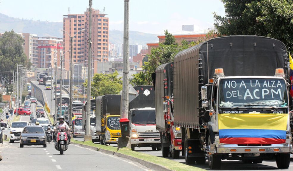 Camioneros protestan en varios puntos de Bogotá y Soacha: así están las vías Los bloqueos y manifestaciones pacíficas del gremio de camioneros han generado afectaciones viales y trancones. Le contamos cuáles son los puntos de protesta.