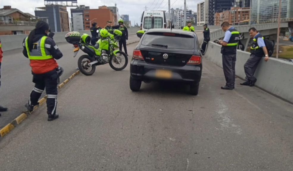 Capturan a sujeto que en estado de embriaguez atropelló a una mujer y pretendía huir Al llegar al lugar, los agentes encontraron a una mujer tendida en la vía pública, quien afirmó que había sido atropellada por un automóvil que luego se dio a la fuga. De inmediato, se inició un operativo de búsqueda del vehículo involucrado.