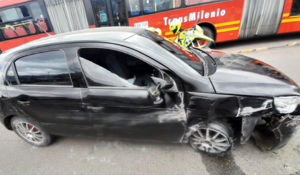 Capturan a sujeto que en estado de embriaguez atropelló a una mujer y pretendía huir Al llegar al lugar, los agentes encontraron a una mujer tendida en la vía pública, quien afirmó que había sido atropellada por un automóvil que luego se dio a la fuga. De inmediato, se inició un operativo de búsqueda del vehículo involucrado.