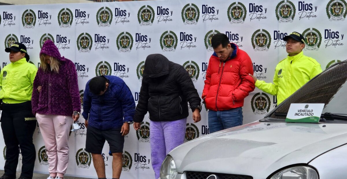 Cayeron 'Los Simuladores': banda dedicada al hurto de residencias Durante 18 meses de investigación, la Seccional de Investigación Criminal y la Seccional de Inteligencia Policial siguieron los pasos de esta organización que se dedicaba a hurtar viviendas en las localidades de Suba, Teusaquillo y Tunjuelito. Los delincuentes empleaban la modalidad de atraco y ventosa, utilizando prendas alusivas a la fuerza pública para ganarse la confianza de los residentes antes de perpetrar los robos.