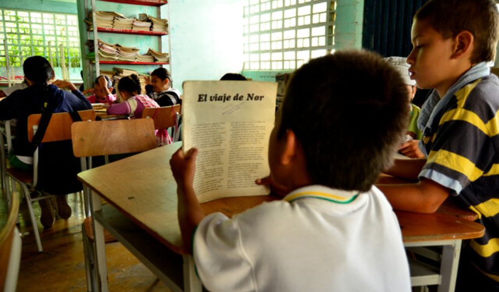 Colombia se convierte en el primer país latinoamericano en implementar un Sistema Educativo Indígena Autónomo El SEIP es el resultado de 16 años de lucha y múltiples mesas de concertación. Reconoce el derecho de los pueblos indígenas a recibir una educación basada en sus propios principios y valores, lo que marca un avance sin precedentes en América Latina.