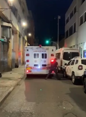 Conmovedor: Perrito persiguió ambulancia en la que era trasladado su humano En un video quedó registrada una escena que ha tocado los corazones de muchos. En las imágenes, un perrito aparece corriendo con desesperación detrás de una ambulancia que transportaba a su humano, quien sería trasladado a Tunja para un procedimiento médico.