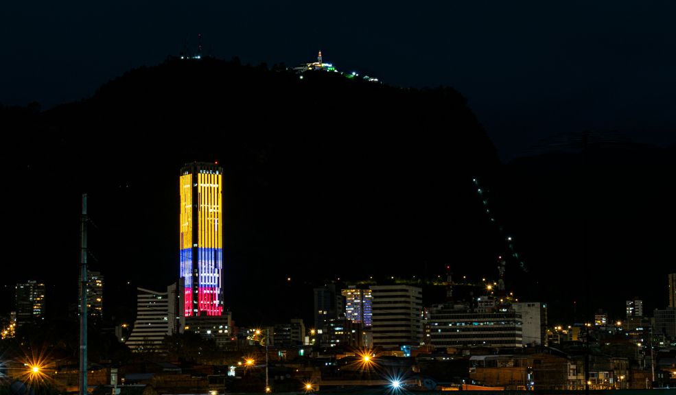 Continúa el decreto 119 de 2022 de restricciones nocturnas en Bogotá, ¿De qué se trata? Carlos Fernando Galán, y Gustavo Quintero Ardila, secretario de Gobierno, firmaron una extensión del Decreto Distrital 119 de 2022. Este decreto establece medidas transitorias y preventivas para mantener la seguridad y el orden público en la capital.