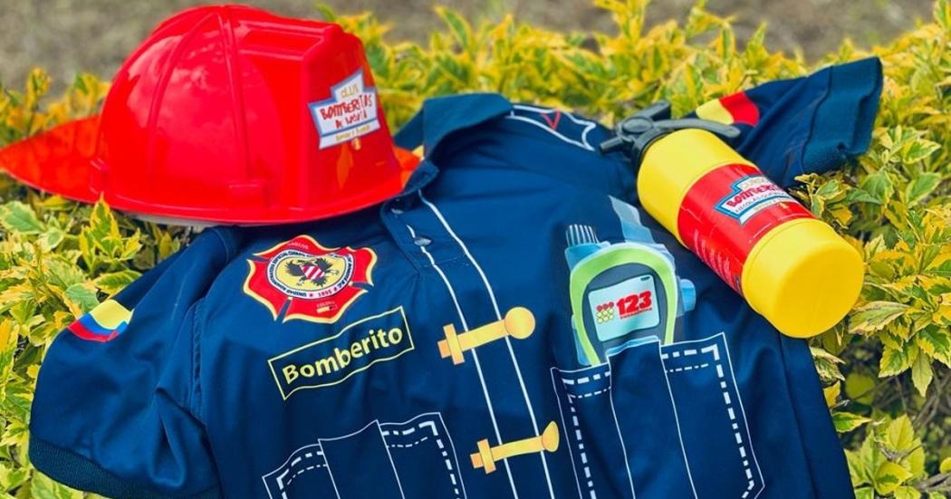 Cuerpo de Bomberos abre curso gratuito para niños en semana de receso escolar El Cuerpo de Bomberos de Bogotá ya abrió inscripciones para su curso gratuito "Bomberitos", dirigido a niños de entre 7 y 12 años. El curso busca familiarizar a los niños con las labores de los bomberos y prepararlos para manejar situaciones peligrosas con responsabilidad.