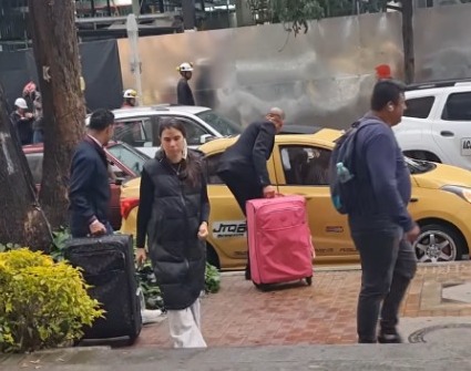 EN FOTOS: Modificó su taxi para que luciera como un Rolls-Royce El automóvil, un taxi visto en la ciudad de Bogotá, se hizo viral tras una grabación en la que se observan los pasajeros bajándose del vehículo frente a un hotel.