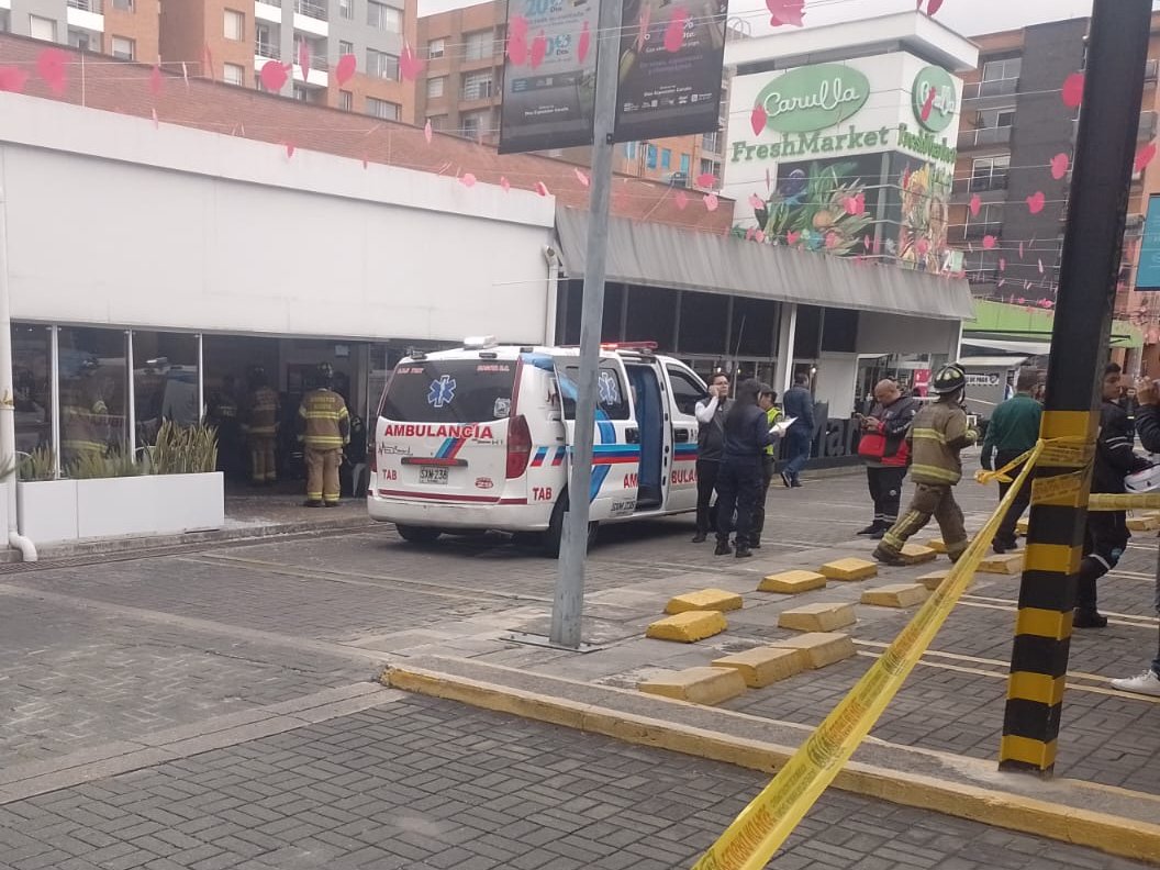 EN VIDEO: Carro chocó contra un Carulla y dejó 5 personas heridas en Usaquén Un impactante accidente de tránsito se registró en la tarde de este martes en la calle 140 con carrera 11, localidad de Usaquén.