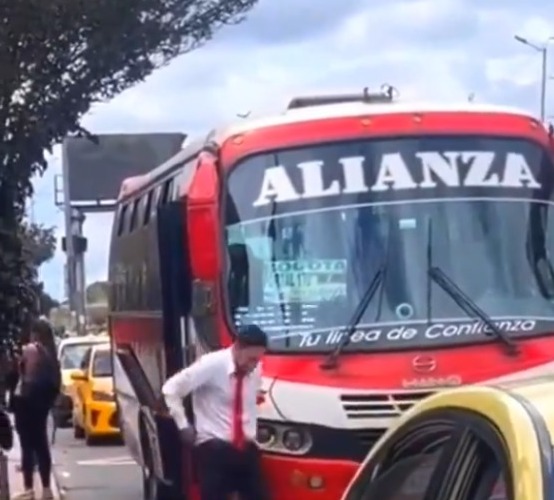 EN VIDEO: Emotivo gesto de conductor que ayudó a pasajera con discapacidad A través de redes sociales se conoció un conmovedor video que muestra el momento en el que un conductor de un bus intermunicipal de la empresa Alianza, que se movilizaba por Bogotá, ayuda a una de sus pasajeras en estado de discapacidad.