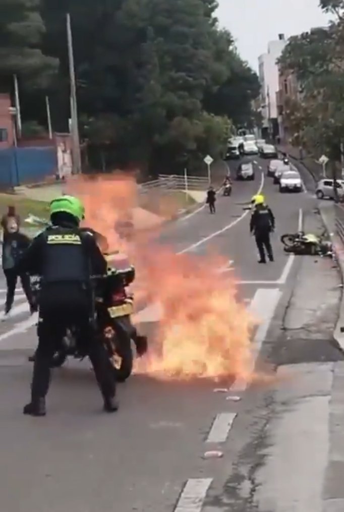 EN VIDEO: Encapuchados casi queman a dos policías en inmediaciones de la Universidad Distrital En video quedó registrado el momento en el que encapuchado por poco incendian la motocicleta en la que se movilizaban dos policías.