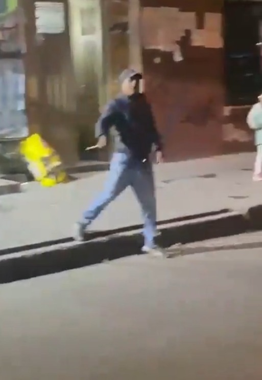 EN VIDEO: Hombre intentó apuñalar a un agente de tránsito frente a su pequeña hija El hombre, quien llevaba a su hija de la mano, intentó apuñalar a un agente de tránsito en el municipio de Soacha.