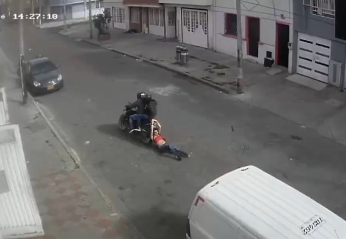 EN VIDEO: Ladrones en moto arrastraron a una menor por robarle su bolso en Antonio Nariño La joven tuvo graves quemaduras en su espalda y piernas, pues los ladrones la arrastraron por 2 cuadras.