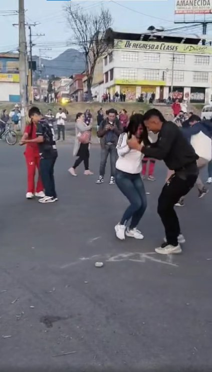 EN VIDEO: Manifestantes en Usme sacaron los prohibidos en pleno paro En medio de la incertidumbre del paro camionero, los manifestantes se reunieron y junto a una olla comunitaria bailaron carranga en Usme.