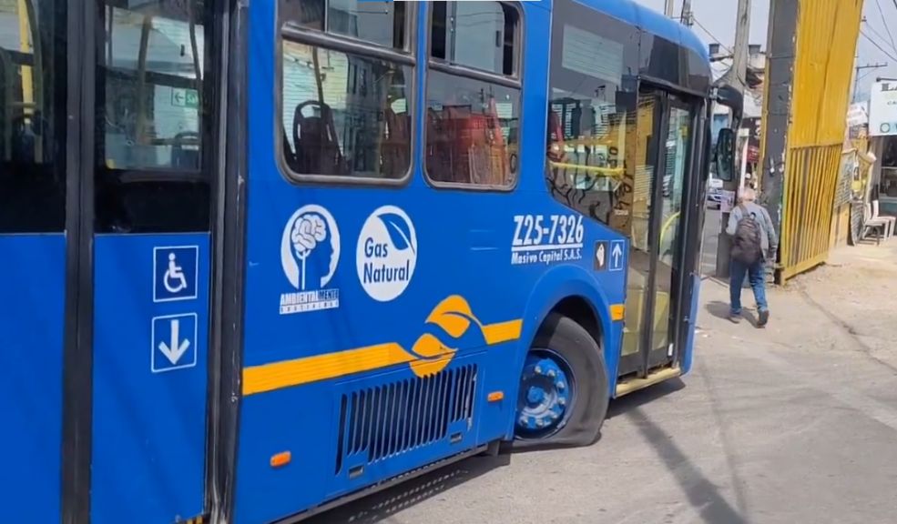 EN VIDEO: Manifestantes vandalizaron buses del Sitp que no se unieron al paro Aunque las manifestaciones de los camioneros han sido en su mayoría pacificas, también se han presentado actos vandálicos que vulneran los derechos de los demás ciudadanos.