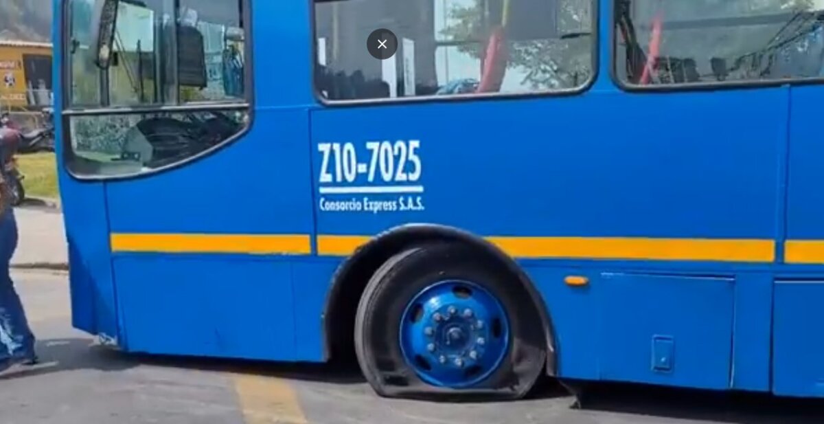 EN VIDEO: Manifestantes vandalizaron buses del Sitp que no se unieron al paro Aunque las manifestaciones de los camioneros han sido en su mayoría pacificas, también se han presentado actos vandálicos que vulneran los derechos de los demás ciudadanos.