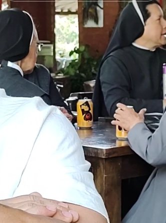 EN VIDEO: Pillan a monjas tomando cerveza para calmar la sed y se abre debate en redes En las últimas horas, el video de un grupo de monjas reunidas tomando cerveza se viralizó, pues generó grandes reacciones en redes sociales.