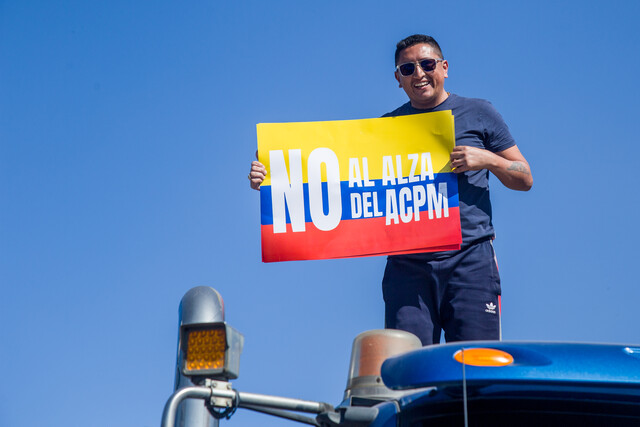 “El país no se dejará bloquear”: Petro ante paro de camioneros El presidente, Gustavo Petro, se pronunció ante el paro camionero que afecta a miles de personas en varias ciudades, señalando que “el país no se dejará bloquear”.