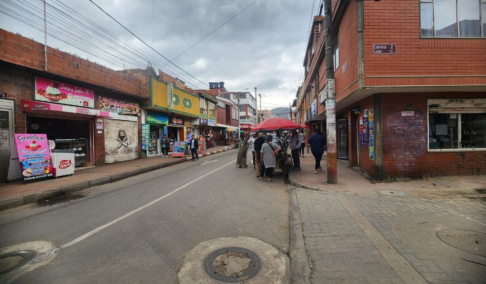 En Soacha: sicario persiguió a un hombre hasta asesinarlo Un sicario asesinó a un joven dentro de un establecimiento comercial en Soacha. Q'HUBO conoció los detalles.