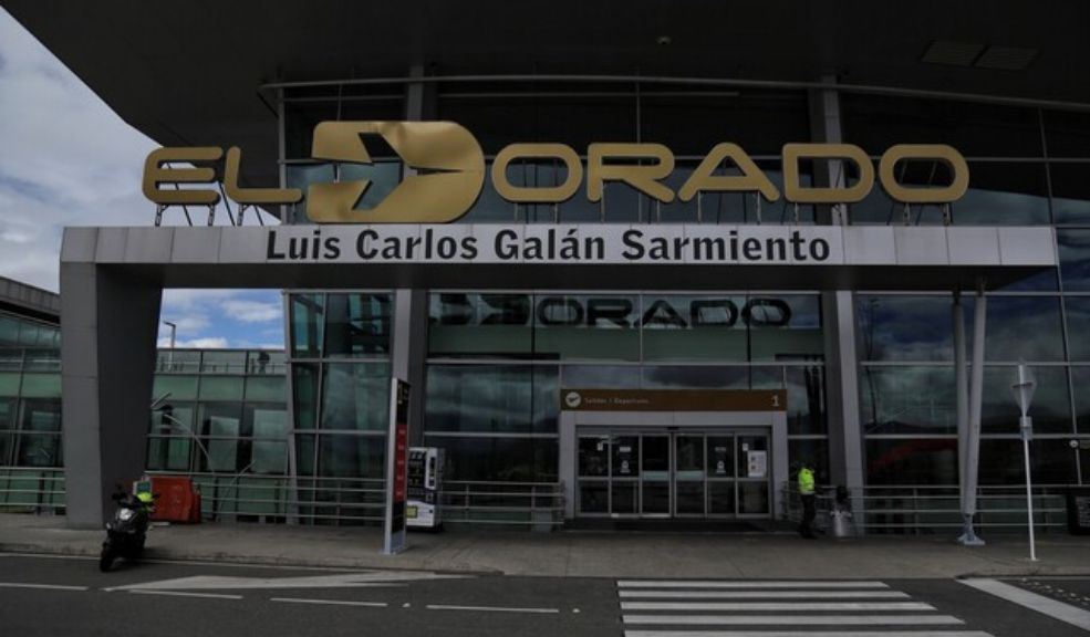 Escándalo en el Aeropuerto El Dorado: Cobran $190.000 por cinco cafés y cuatro pandebonos Según el relato, la cuenta por cinco cafés con leche y cuatro panes con queso ascendió a casi 190.000 pesos colombianos, desatando una ola de comentarios en contra de los precios excesivos que se manejan en este punto.