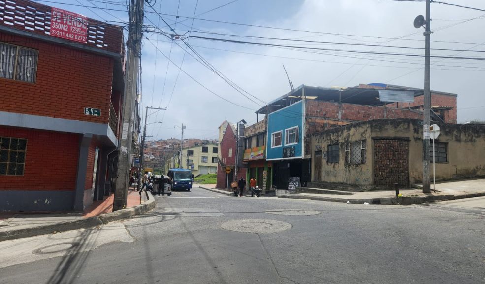 Esta es la identidad del hombre que fue asesinado frente a un bar de San Cristóbal En medio de una tarde de risas, alegrías y tragos, Osnay Berrio Rocha fue atacado mortalmente por un sujeto que, a plena luz del día, lo hirió con un cuchillo en la esquina de la Calle 47 sur con Carrera 3 Este. Osnay, un hombre trabajador y padre de un hijo, perdió la vida en este violento suceso.Berrio, quien se ganaba la vida como obrero, se encontraba en un bar ubicado en las montañas del barrio Canadá Güira (en San Cristóbal), cuando, aparentemente, se desató una riña que terminó dejándolo gravemente herido la tarde del domingo.