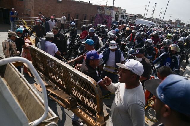 Estas son las peticiones que hacen camioneros al Gobierno para levantar el paro Este miércoles, el gremio de transportadores ha retomado una nueva jornada de manifestaciones en diferentes puntos del país, a la cual se sumaron los motociclistas. Mientras tanto, se espera que hoy se reanuden las mesas de trabajo con el Gobierno y se pueda llegar a un acuerdo que permita levantar el paro, el cual ha afectado considerablemente la movilidad en Bogotá y otras ciudades.