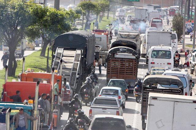 Estos son los puentes que desaparecerán por la nueva intersección en la Calle 13 El Instituto de Desarrollo Urbano comenzará en octubre la demolición de varios puentes para construir una moderna intersección en la Calle 13. La obra conectará importantes vías como la Carrera 50 y la Avenida Américas.