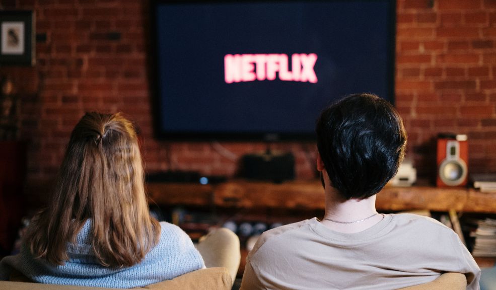 Estos televisores dejarán de ser compatibles con Netflix en septiembre A partir de septiembre de 2024, varios modelos de televisores de marcas reconocidas como Toshiba, Sony y Samsung ya no serán compatibles con Netflix. Si un usuario ve el mensaje "Netflix ya no está disponible en este dispositivo", significa que el aparato ha quedado fuera de la lista de dispositivos compatibles.