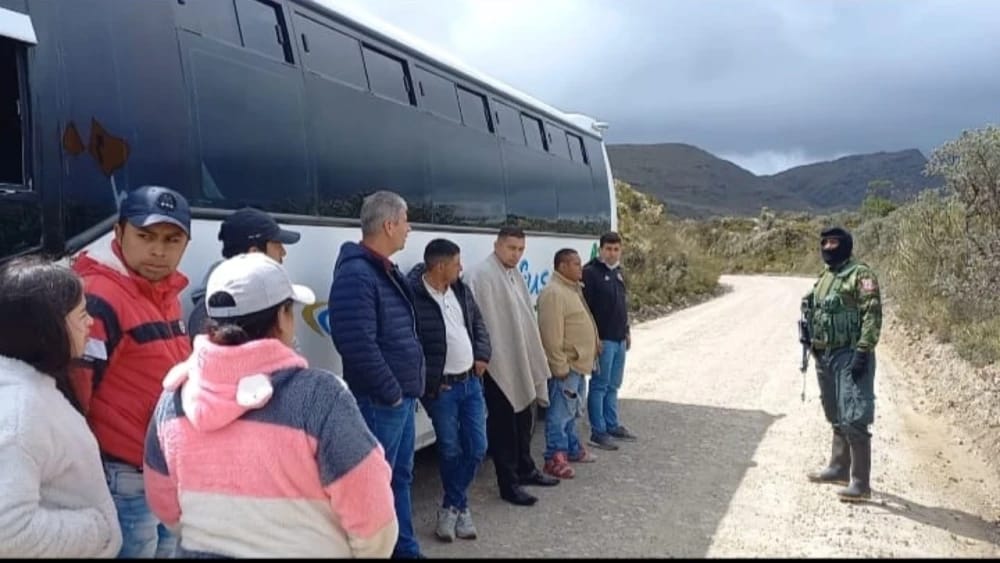 Experto analiza las amenazas hechas por disidencias en Sumapaz: "Hay deterioro en la seguridad" Q’HUBO contactó a Néstor Rosanía, abogado, especialista en Gerencia de la Defensa Nacional y magister en Seguridad y Defensa, quien analizó las implicaciones de este incidente, ocurrido en Sumapaz.