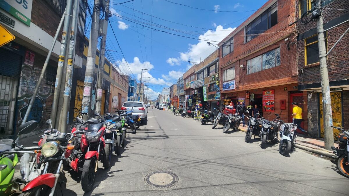 Fleteo en la Primero de Mayo dejó 3 heridos, entre ellos un ladrón Un comerciante que había retirado una gran suma de dinero nunca imaginó que, cerca de su lugar de trabajo, sería víctima de un fleteo que casi le cuesta la vida. En este violento incidente resultaron heridos tanto el comerciante como un transeúnte, además de uno de los delincuentes que intentó robarlo en la mañana de ayer.