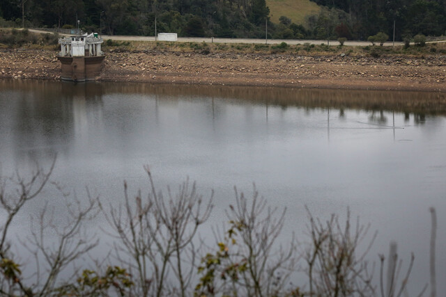 Galán anunció cambios en el racionamiento del agua en Bogotá Frente a la escasez de lluvias de los últimos meses y la reducción de los niveles de los embalses que surten de agua a Bogotá, Carlos Fernando Galán aseguró que si la tendencia no cambia, para el 21 de septiembre tendrán que volver a tomar medidas restrictivas.