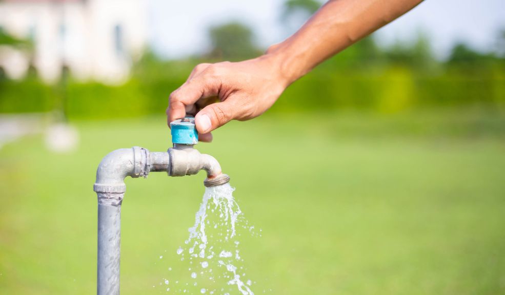 Racionamiento de agua 1 de octubre:¿qué barrios serán afectados? El racionamiento de agua es una medida tomada por la Empresa de Acueducto y Alcantarillado de Bogotá (EAAB) debido a la escasez de lluvias en la región, lo que ha reducido los niveles de los embalses que suministran agua a la ciudad. Esta medida busca preservar el recurso y garantizar un suministro adecuado durante los meses siguientes.