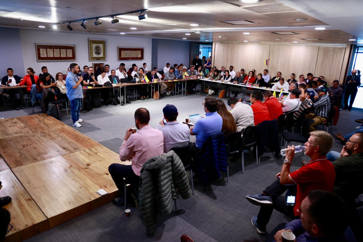 "Gobierno mantiene disposición al dialogo": MinTransporte sobre encuentro con transportadores La mesa de dialogo se reanudará cuando los lideres transportadores tengan una respuesta clara frente a la ultima propuesta que hizo el Gobierno Nacional.