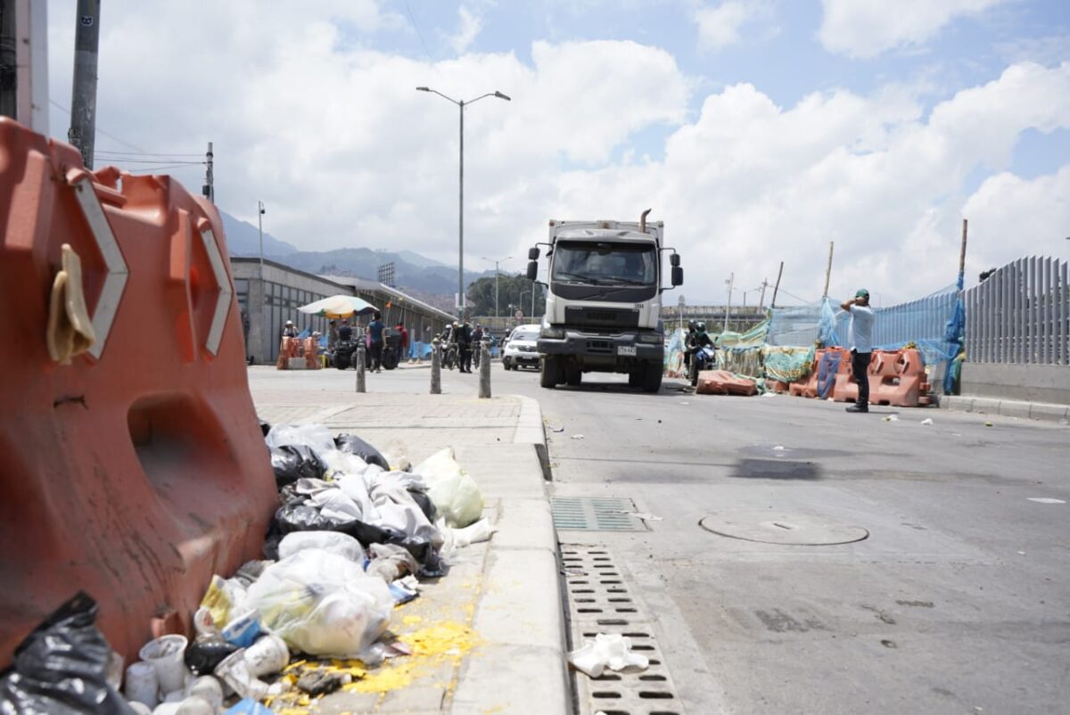 Hay problemas en la recolección de basura por paro camionero Las zonas más afectadas por estos retrasos se encuentran en el occidente de la ciudad, específicamente en las localidades de Kennedy, Fontibón, Engativá, Barrios Unidos y Suba, donde operan las empresas Ciudad Limpia, Bogotá Limpia y Área Limpia. También se presentan problemas con la recolección de la bolsa de barrido por parte de Promoambiental, ya que se ha dado prioridad a la recolección de residuos ordinarios.