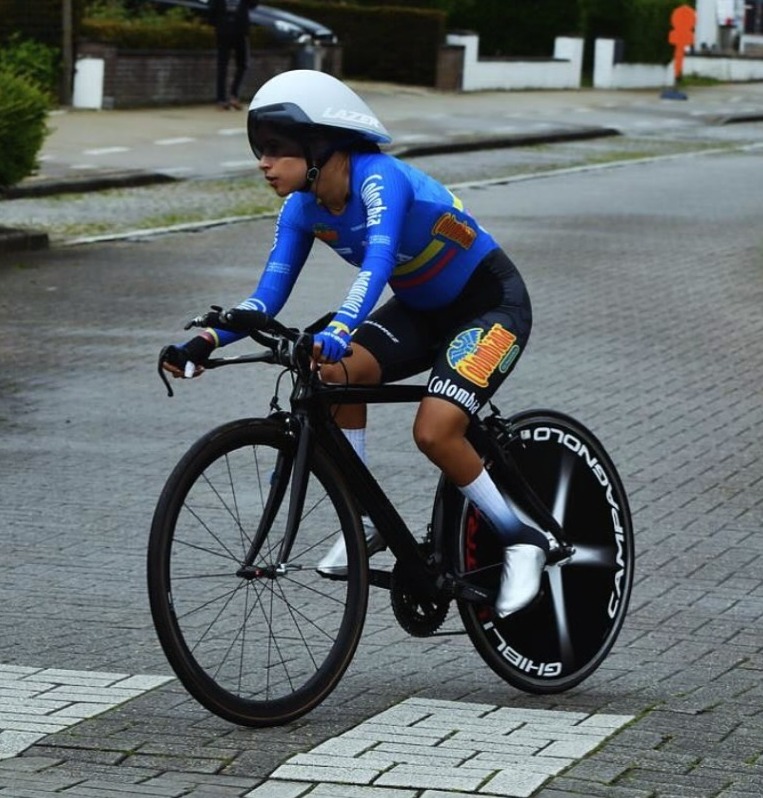 La paraciclista Paula Caballero ganó la primera medalla para Colombia en el Campeonato Mundial de Ruta La paraciclista brilló en la prueba de contrarreloj individual en la categoría C3, recorriendo los 18.8 kilómetros en un tiempo de 28 minutos y 46 segundos, marcando un hito importante para Colombia en esta competencia.