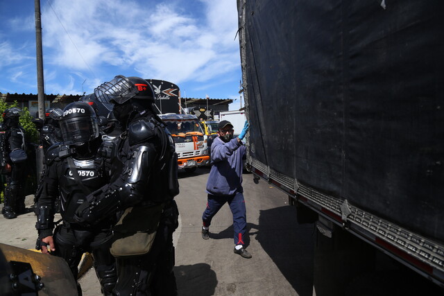 Los siguientes alimentos aumentaron de precio por paro camionero Ante el impacto generado por el paro camionero en la capital, la Personería de Bogotá hizo un llamado urgente para garantizar el derecho de la ciudadanía a la movilidad, la educación, la salud y la seguridad alimentaria. En este último aspecto, la entidad advirtió sobre un notable aumento en los precios de los alimentos.