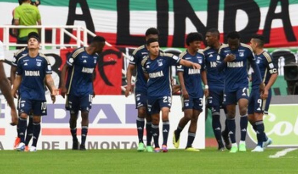 Millonarios presenta su tercera camiseta para la temporada 2024 Millonarios FC ha lanzado su tercera camiseta para la temporada 2024/2025, un diseño que fusiona tradición y modernidad al combinar el color negro con detalles dorados.