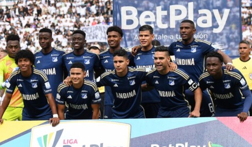 Millonarios presenta su tercera camiseta para la temporada 2024 Millonarios FC ha lanzado su tercera camiseta para la temporada 2024/2025, un diseño que fusiona tradición y modernidad al combinar el color negro con detalles dorados.