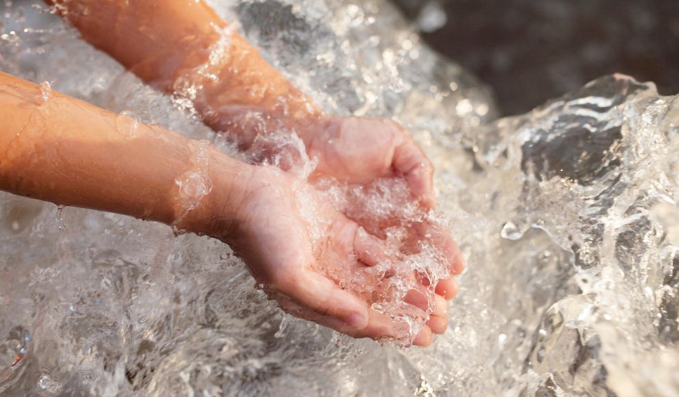 Racionamiento de agua hoy 30 de septiembre:¿qué barrios serán afectados? El racionamiento de agua es una medida tomada por la Empresa de Acueducto y Alcantarillado de Bogotá (EAAB) debido a la escasez de lluvias en la región, lo que ha reducido los niveles de los embalses que suministran agua a la ciudad. Esta medida busca preservar el recurso y garantizar un suministro adecuado durante los meses siguientes.