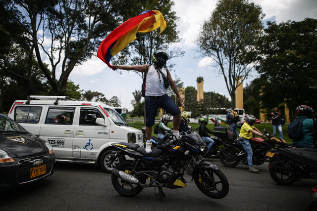 Motociclistas se unen al paro camionero: estos son los puntos de concentración Durante este martes se generaron múltiples bloqueos, incluso hubo vandalismo en algunos puntos de la ciudad, pues manifestantes reventaron las llantas de buses del Sitp que no se unieron al paro. Para este miércoles, el panorama no es nada alentador, pues los motociclistas y conductores de plataformas y particulares, informaron que se unirán a las protestas y saldrán a movilizarse.