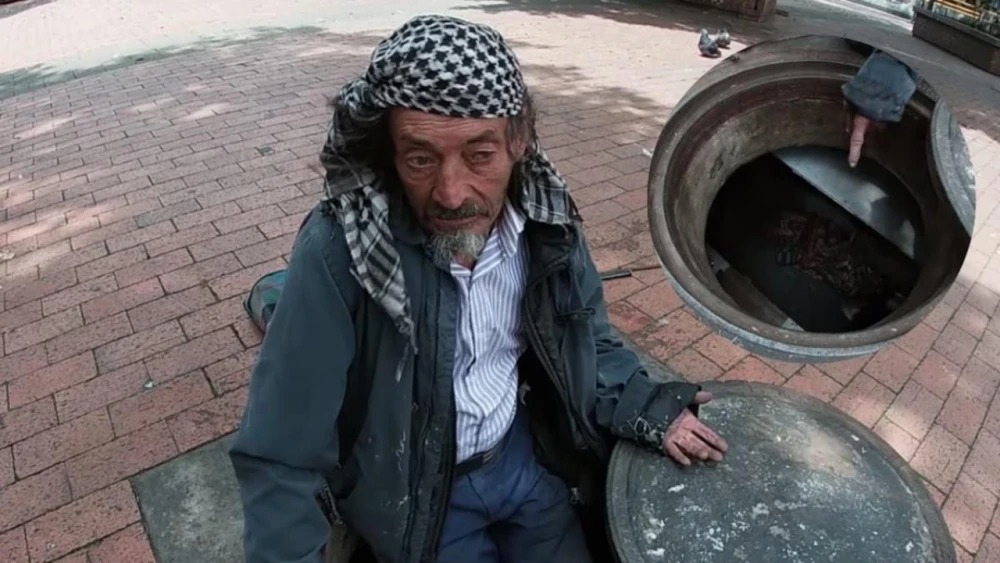 Murió habitante de calle que vivió por 20 años en una alcantarilla de Bogotá Lucas, un hombre de 64 años conocido por vivir en una alcantarilla frente a la iglesia de San Diego, en el centro de la capital, falleció recientemente, causando gran conmoción entre los capitalinos. El habitante de calle se había vuelto una figura reconocida en la ciudad y en redes sociales por haber adaptado este espacio como su hogar durante varios años.